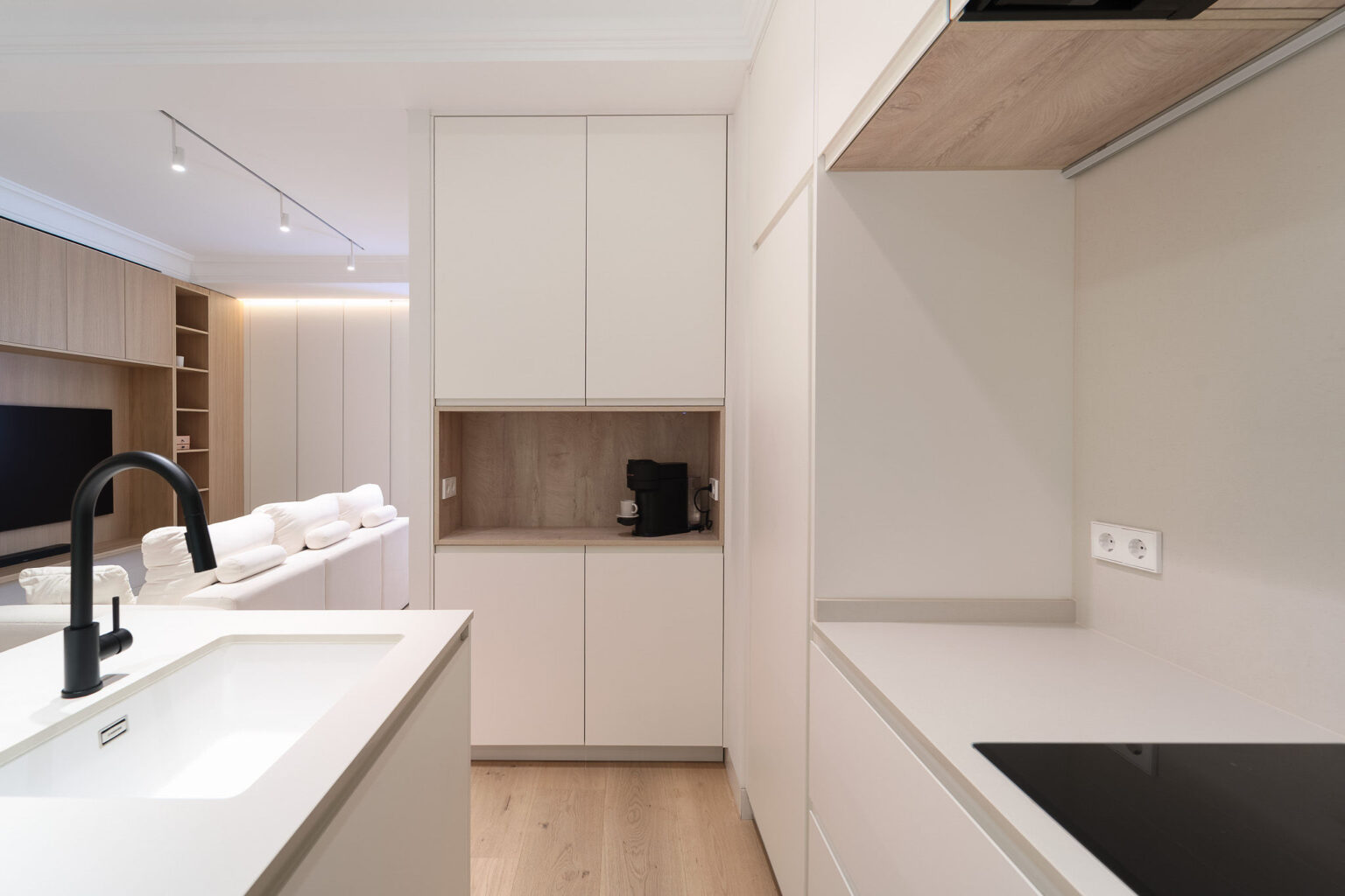 Decoración de interiores con enfoque en calidez orden y funcionalidad