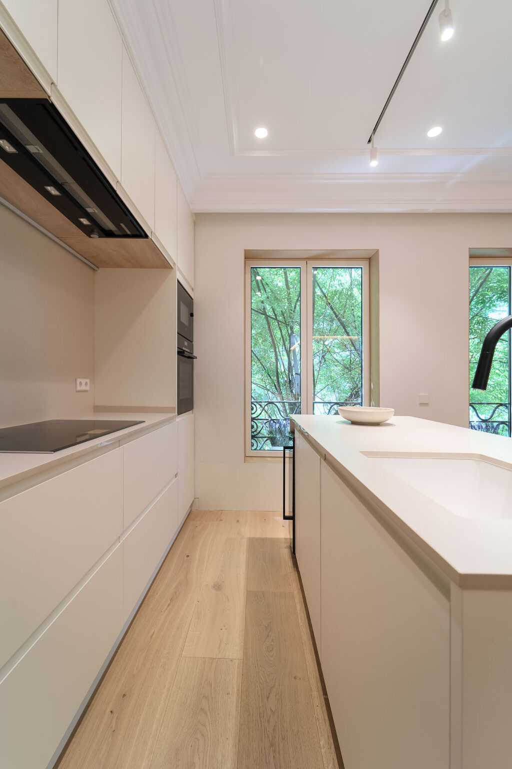 Reforma de cocina y salón integrados con diseño coherente por MASU